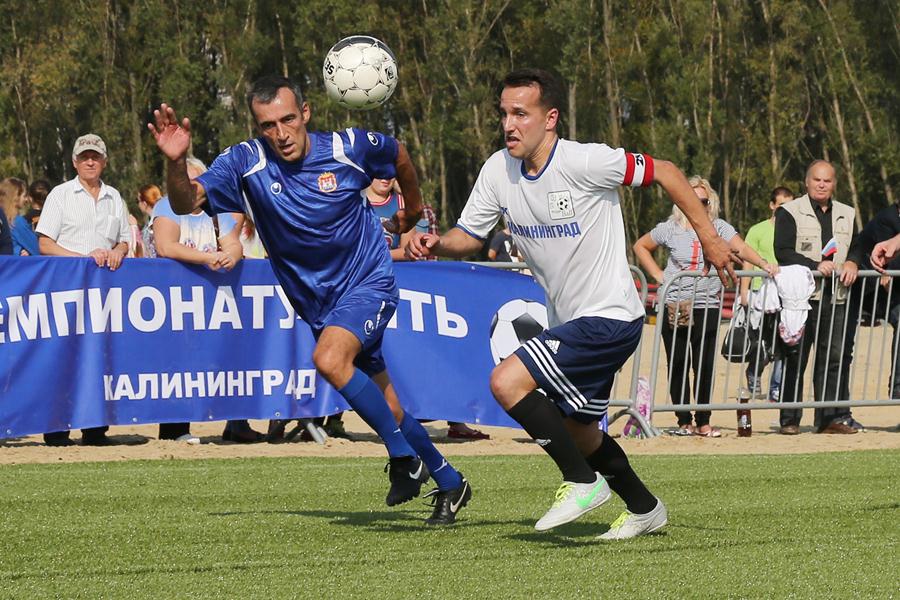 Футбольный матч на строительной площадке будущего стадиона в Калининграде