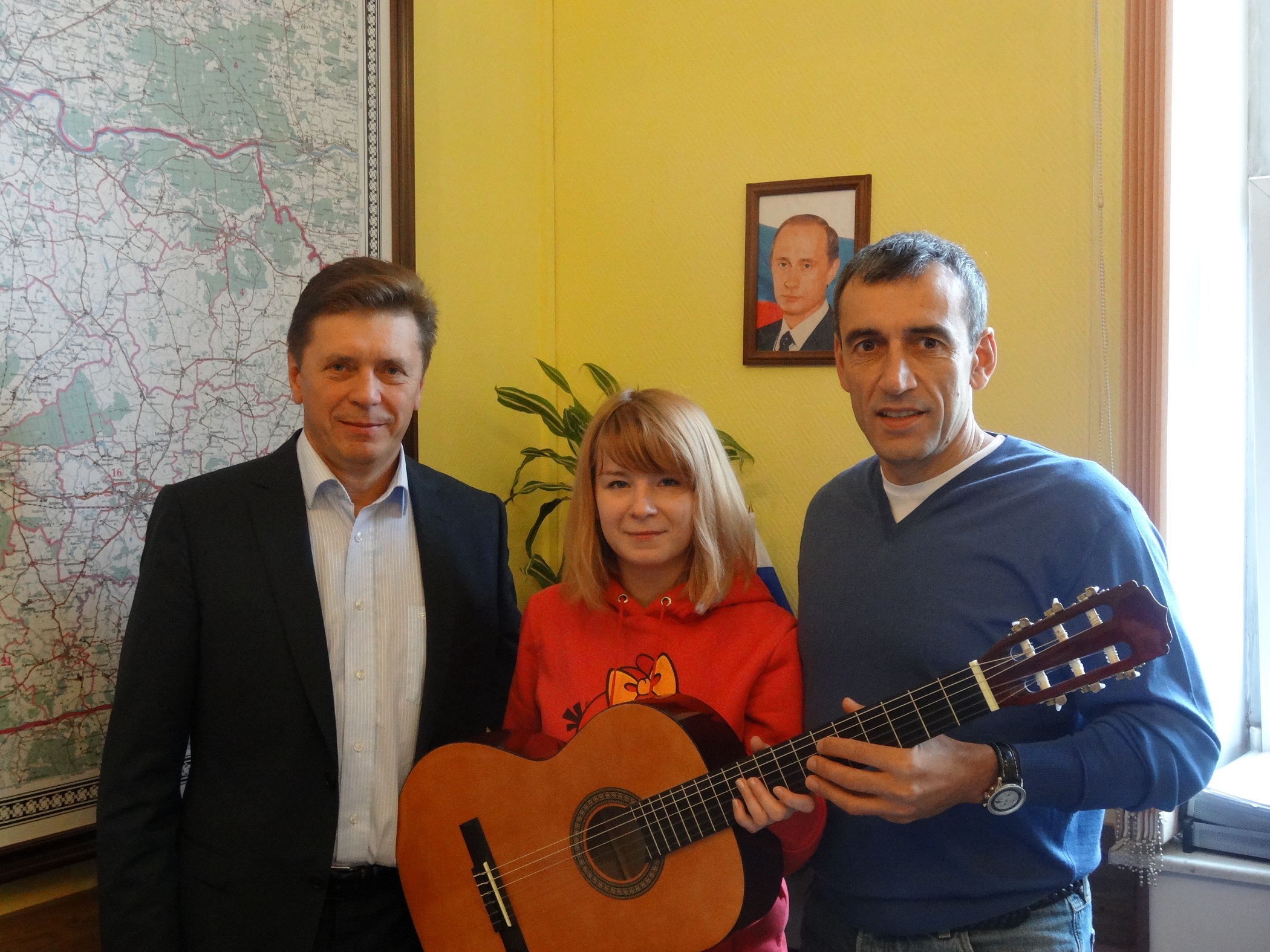 Вручение гитары участнице конкурса на создание логотипа благотворительного фонда «Право на выбор»